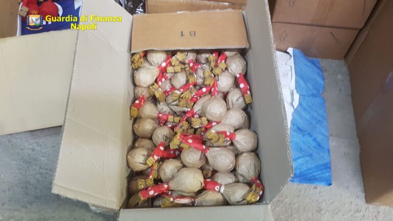 FOTO E VIDEO / Sequestro Finanza nel napoletano, oltre una tonnellata di botti. 30mila pezzi tra “cipolle” e “cobra”. Due arresti