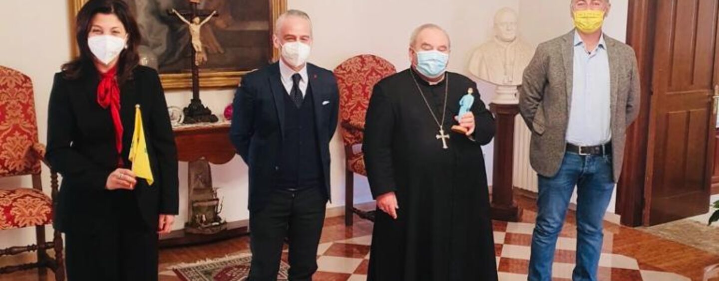 Confartigianato dona ai vescovi irpini la statuina raffigurante l’infermiera che combatte il Covid