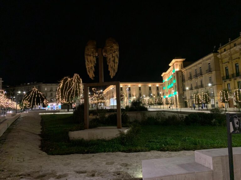 VIDEO-FOTO/ Luci soft a Piazza Libertà: Natale all’insegna della sobrietà ad Avellino