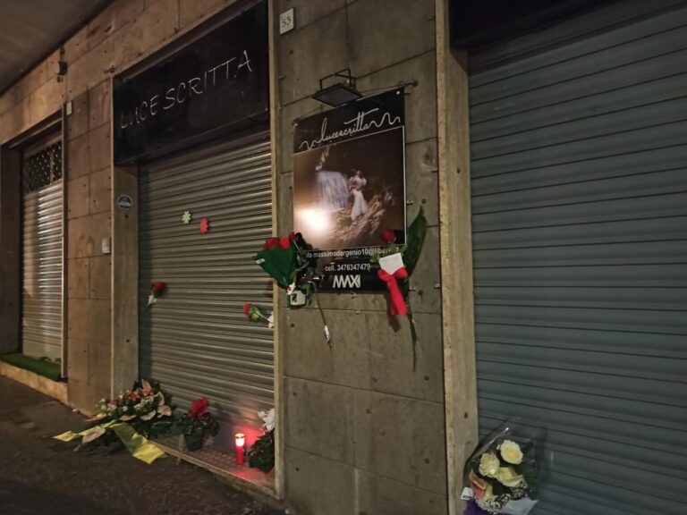 FOTO / Fiori e messaggi davanti al suo laboratorio: l’addio di Avellino e dei commercianti a Massimo D’Argenio