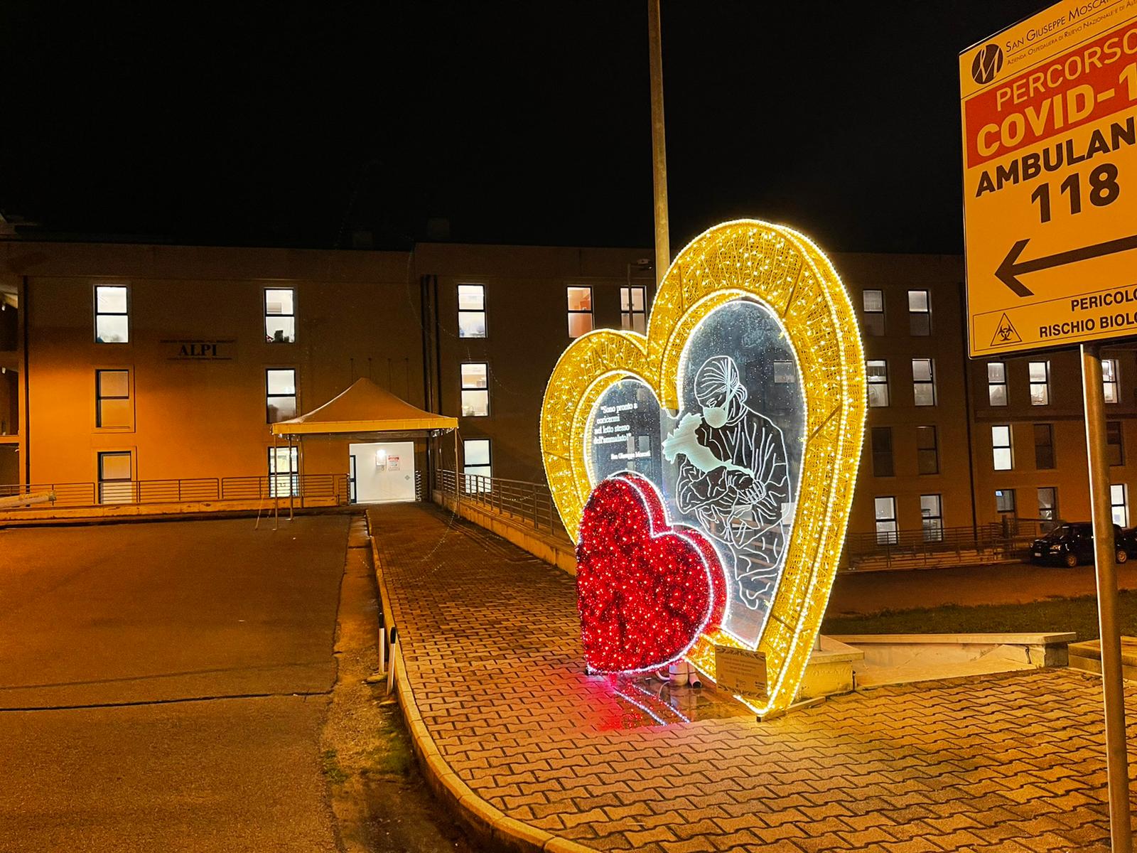 FOTO/ Il cuore luminoso, l'albero del Pino Irpino e le palline della  solidarietà: le tre installazioni natalizie del Moscati