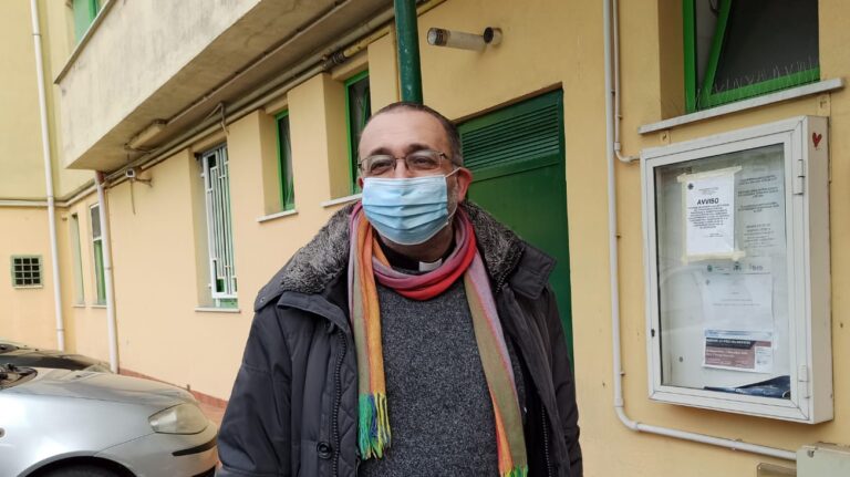 “Senza vaccino non venite a messa”. Il Lisipo contro don Vitaliano