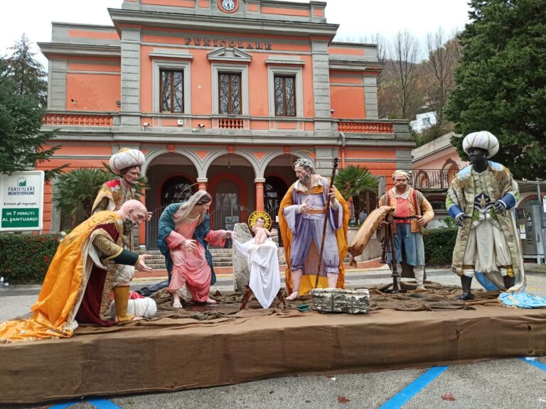 FOTO E VIDEO / A Mercogliano il presepe di Papa Francesco. “Fa ritorno a casa. Un messaggio di speranza per tutta l’Irpinia”
