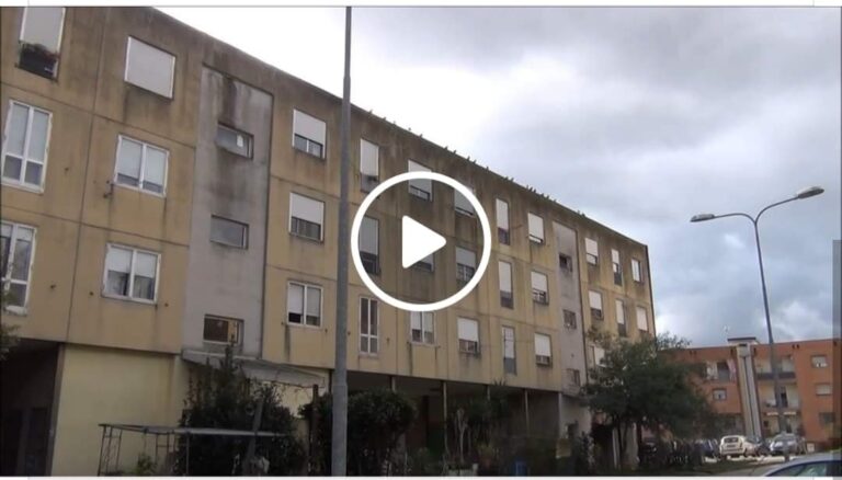 Prefabbricati rione Parco: negli appartamenti piove, c’è umidità e muffa, la protesta dei residenti /VIDEO