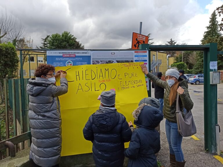 FOTO / “Basta dad, amplifica le diseguaglianze”. Genitori e bambini in piazza anche ad Avellino: “La scuola si fa a scuola”