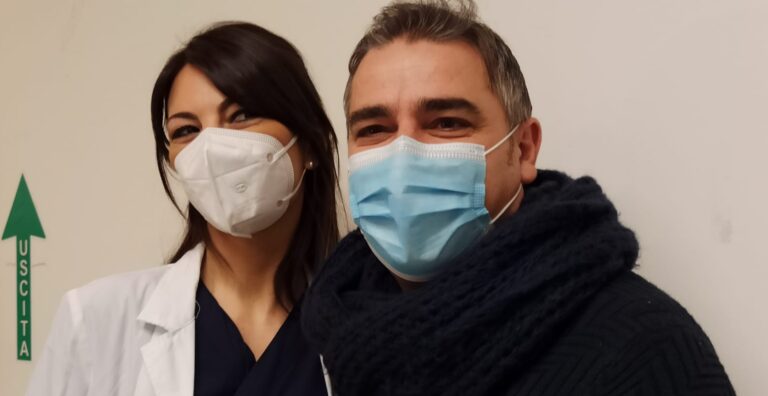 FOTO E VIDEO / “V-day”, i primi sono un medico e in infermiere: “Un atto di amore per noi stessi e per gli altri. E per chi non ce l’ha fatta”