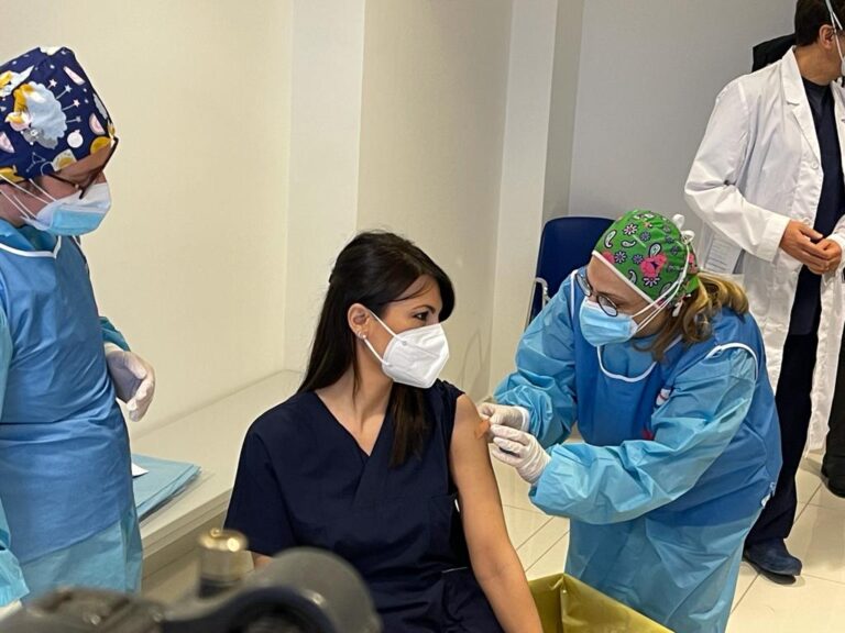 VIDEO / “No a false notizie”. L’ospedale Moscati smonta le fake news sui vaccini anti-covid