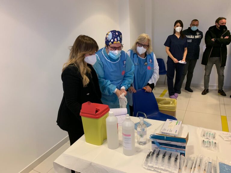 VIDEO / Riprendono le vaccinazioni al Moscati, il manager: “Ospedale libero dal covid entro due mesi”