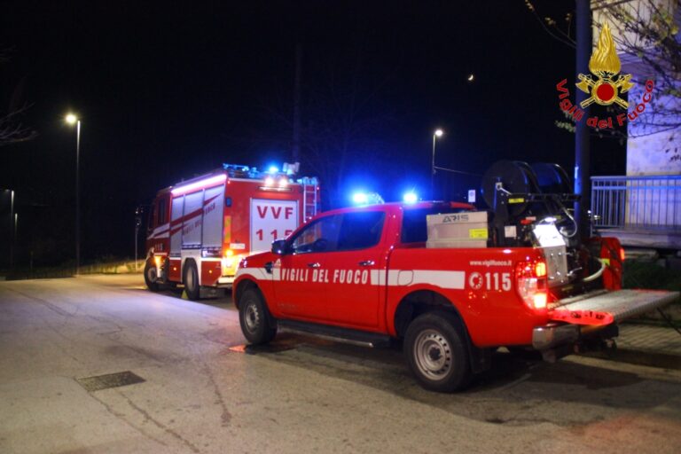 FOTO E VIDEO / Avellino, a San Tommaso incendio di un camino: tanto spavento