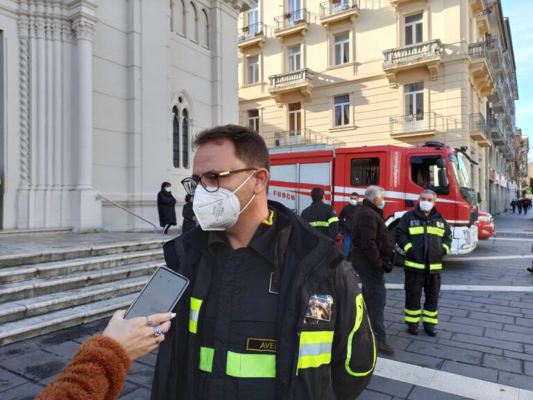 FOTO E VIDEO / “Vigili del fuoco, eroi insostituibili”. Santa Barbara, il saluto del comandante: “Un onore aver guidato Avellino”