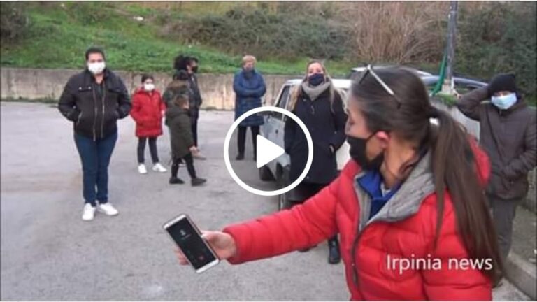 VIDEO/”Le nostre case sono peggio delle fogne e il Sindaco non ha mantenuto le promesse sui nuovi alloggi” La protesta degli abitanti dei prefabbricati di via Tedesco