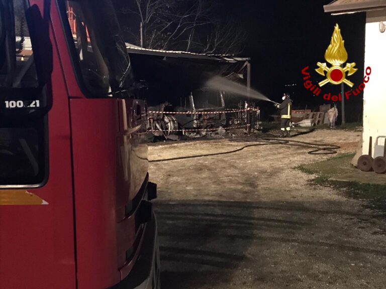 VIDEO / Morra De Sanctis: in fiamme un capannone agricolo