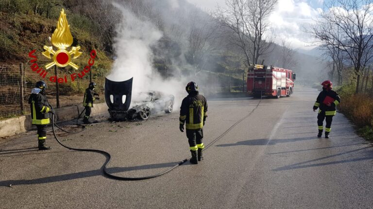 Auto in fiamme sulla provinciale Monteforte-Taurano: i Vigili del Fuoco evitano il peggio