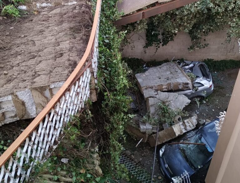 Ariano, muro crolla sulle auto in sosta. Donna salva per miracolo