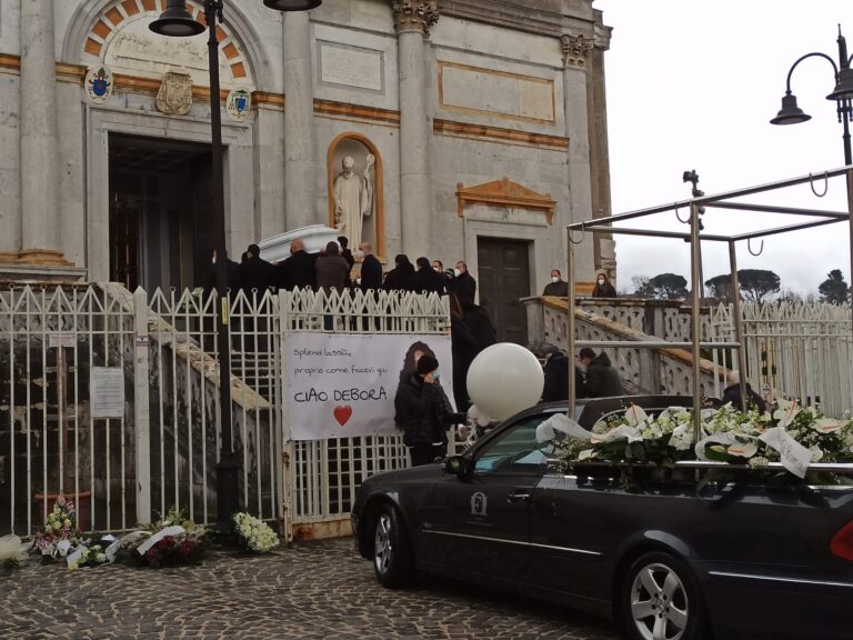 FOTO/ Dolore e commozione ai funerali di Debora