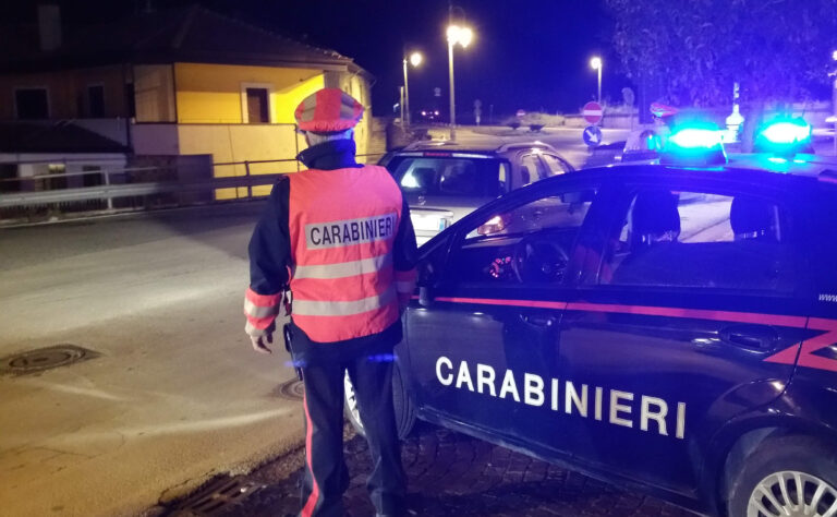 Montoro, in giro di notte con una “scacciacani” senza tappo rosso: giovane coppia nei guai