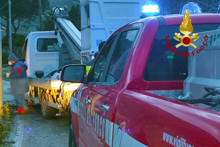 Montefredane, tecnici Enel bloccati dal maltempo: intervengono i vigili del fuoco