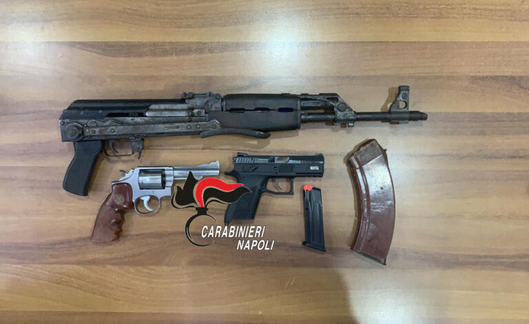 Afragola, i carabinieri sequestrano armi in un deposito: spunta anche un kalashnikov