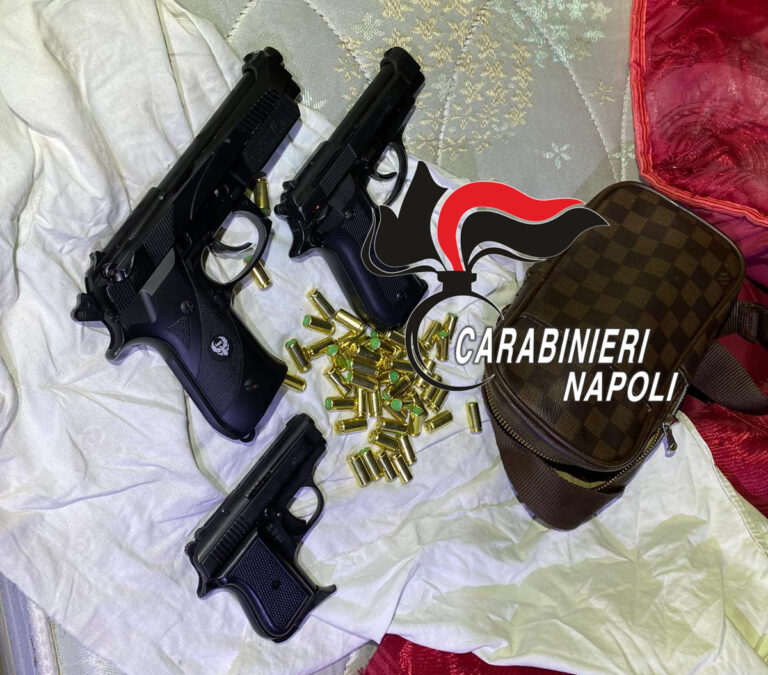 Napoli Chiaiano, controlli dei carabinieri: rinvenute 3 pistole e oltre 30 munizioni
