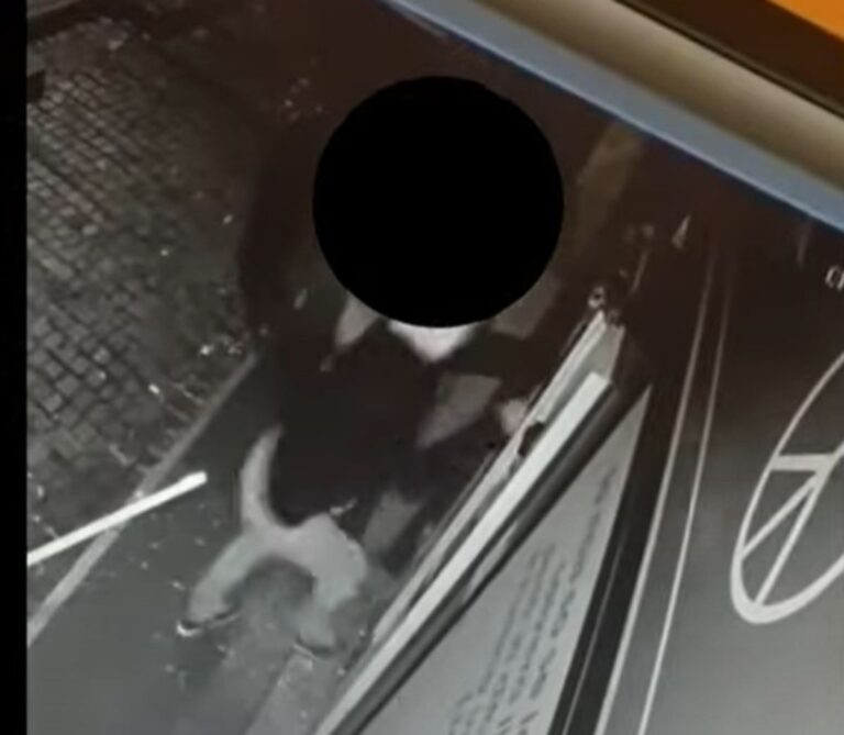 Avellino, calci contro il distributore: il video diventa virale