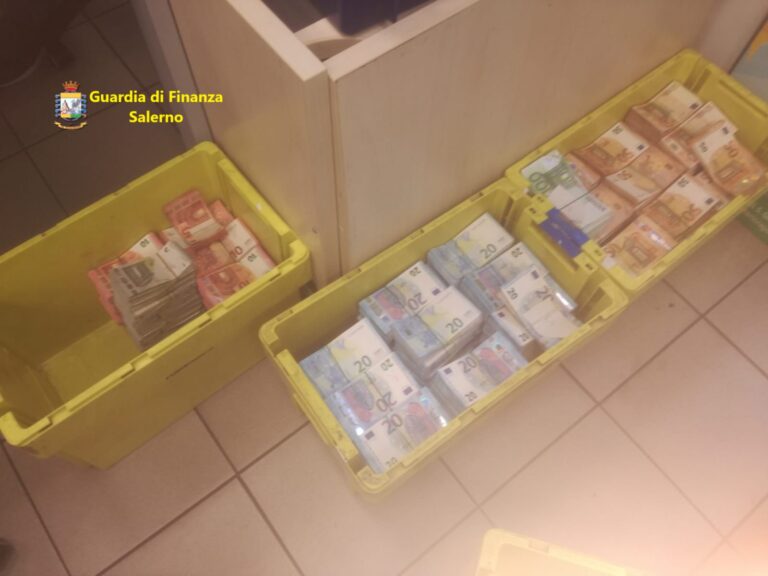 FOTO E VIDEO / Frode fiscale, Finanza sequestra 1 mln a imprenditore di Salerno: soldi nascosti tra materasso e biscotti