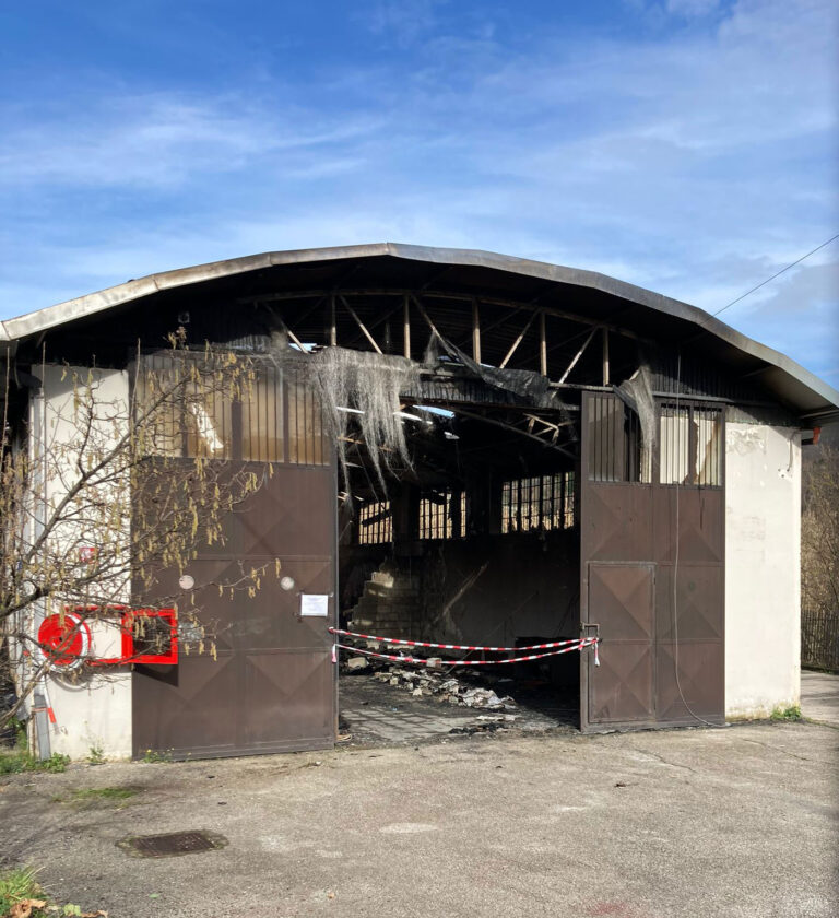 FOTO / Montoro, deposito di pellame in fiamme. L’Arpac: inquinamento contenuto