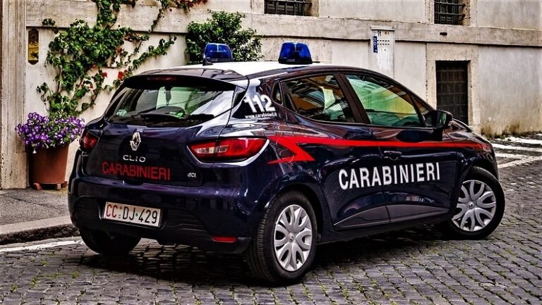 Cimitile, colpisce con una bottiglia la convivente: arrestato 45enne