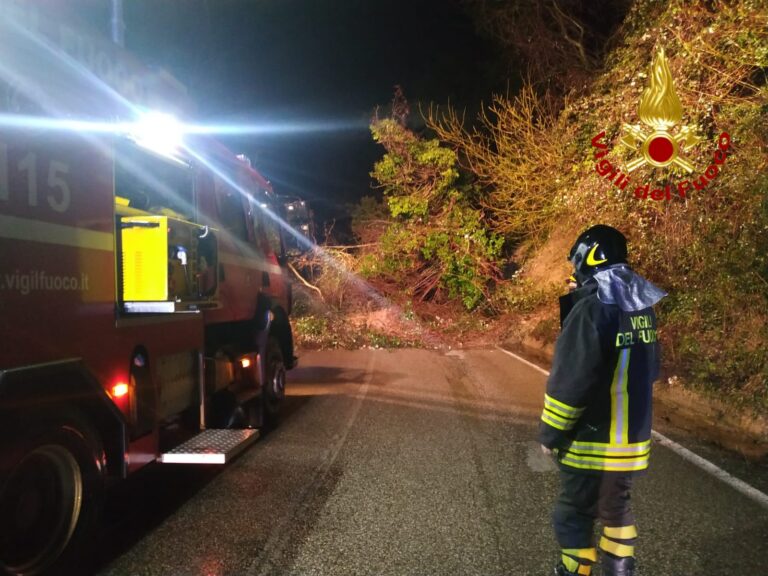 Frana la provinciale 414, automobilista vivo per miracolo ad Ariano Irpino