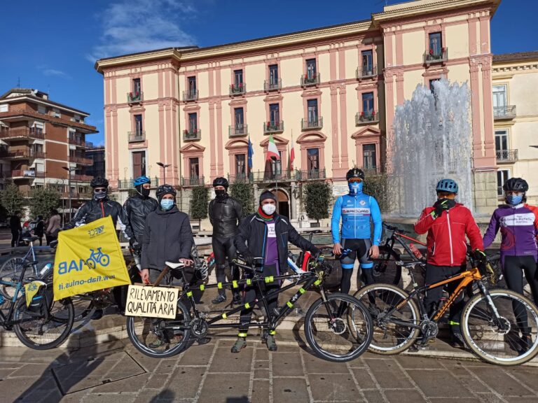 FOTO E VIDEO / “Di smog si muore, ad Avellino aria irrespirabile. Basta auto”. La città sale in bici e si ribella all’inquinamento