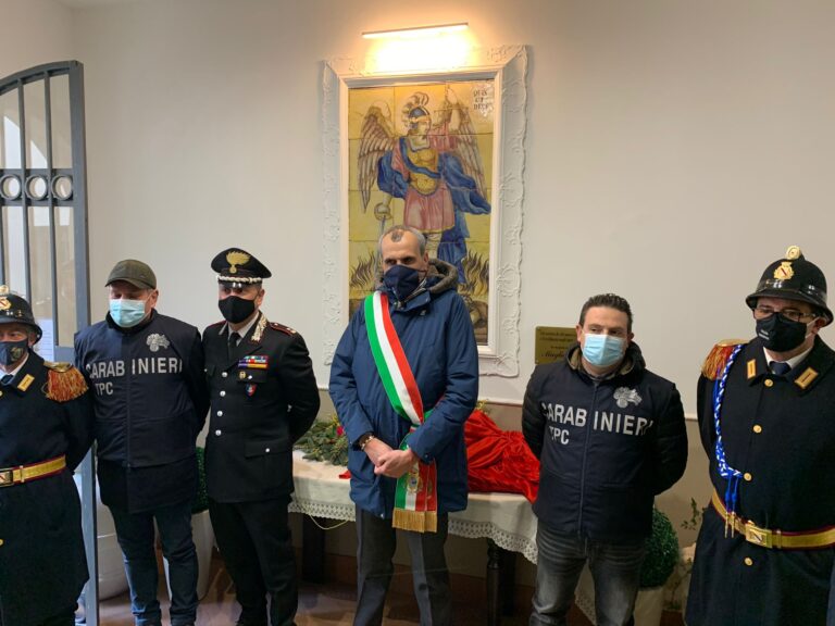 VIDEO/ Ritenuto ormai perduto, il pannello di San Michele Arcangelo ritorna a Contrada: “Un grande lavoro di squadra”