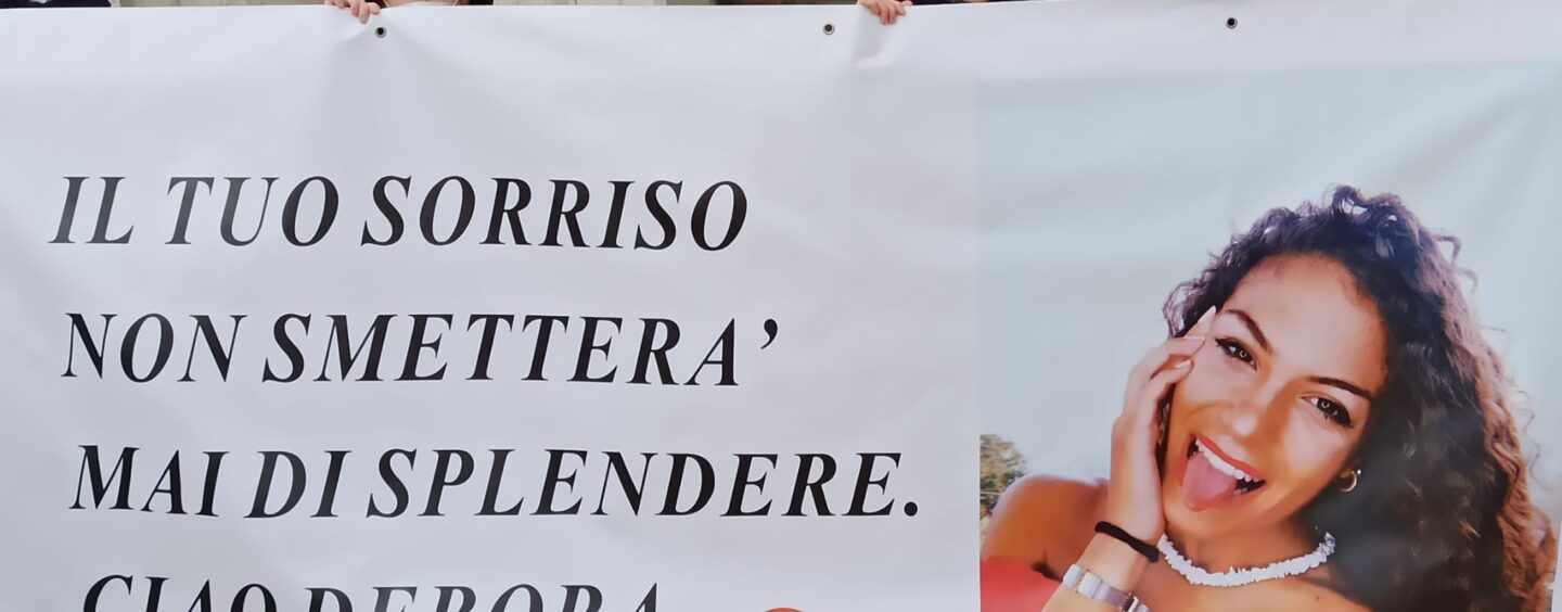 FOTO / Il silenzio, i palloncini, gli applausi: Avellino e Aiello dicono addio a Debora. “E’ in un mondo migliore. Dall’alto ci sorriderà sempre”