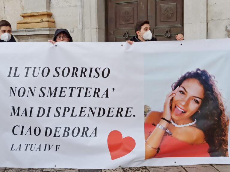 FOTO / Il silenzio, i palloncini, gli applausi: Avellino e Aiello dicono addio a Debora. “E’ in un mondo migliore. Dall’alto ci sorriderà sempre”