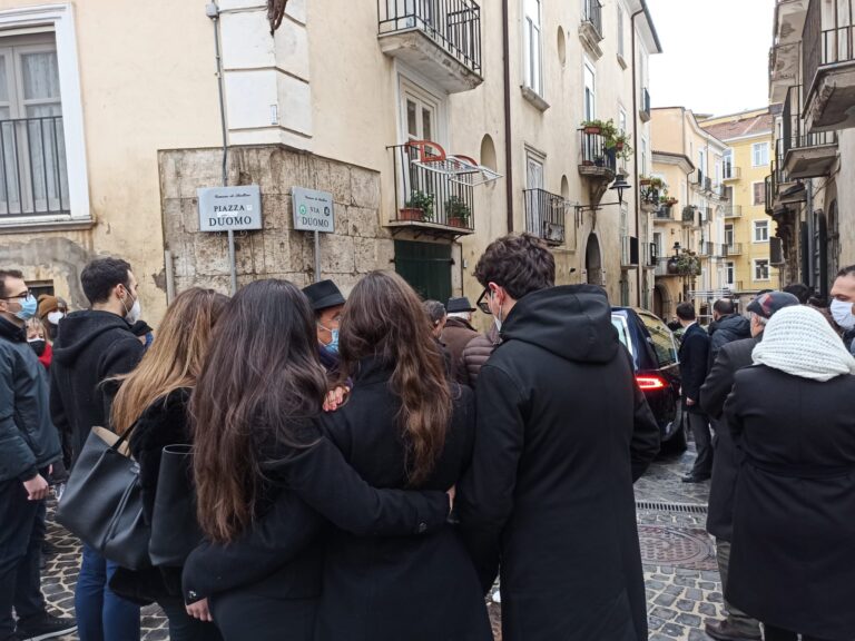“Se solo potessi ti darei la mia vita”. Debora, il dolore senza fine della cugina Daniela