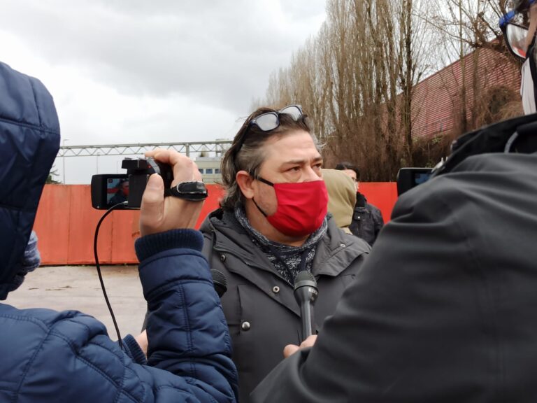 FOTO E VIDEO / “Lavoratori licenziati in piena pandemia e rifiuti inquinanti nello stabilimento”. Novolegno, Rifondazione chiede di fare luce