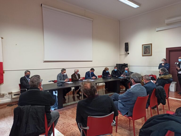 VIDEO E FOTO / Recovery, la Provincia chiama a raccolta l’Irpinia. Cgil: “Ripopoliamo i nostri territori”. Cisl: “Aziende senza internet, una follia”