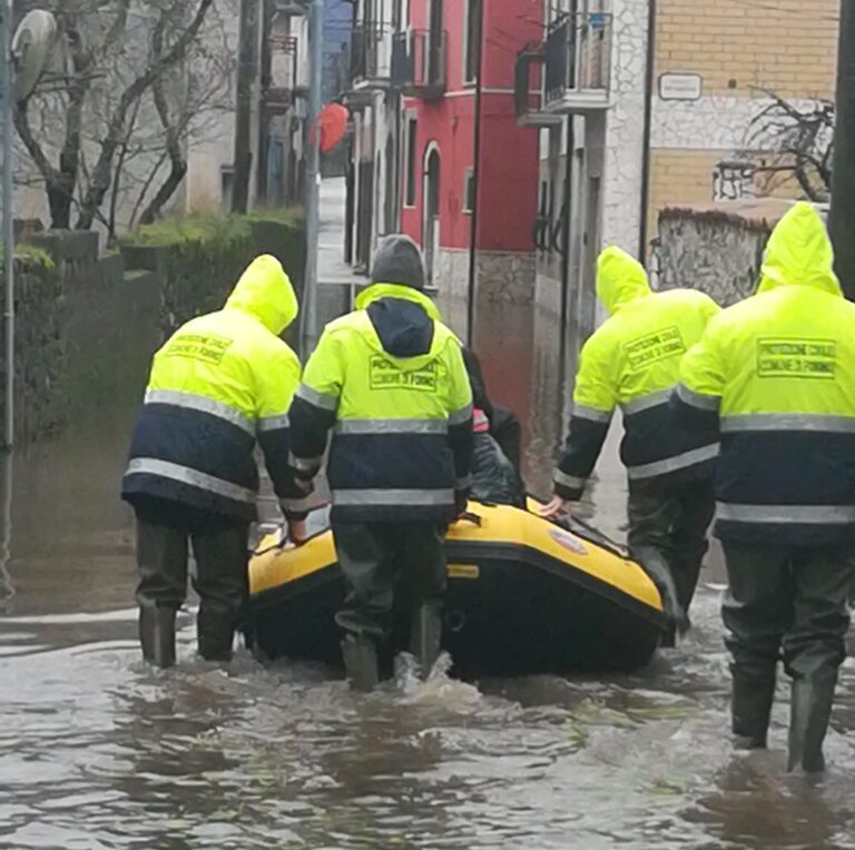FOTO / La storia si ripete, Celzi di Forino sott’acqua: di casa si esce solo con il gommone della Protezione civile