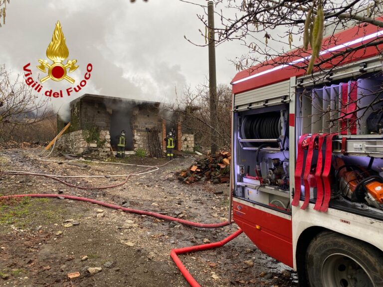 Forino, in fiamme deposito di legna: sul posto due squadre dei vigili del fuoco