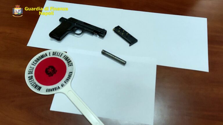 VIDEO/ Napoli, la Guardia di Finanza sequestra pistola e munizioni