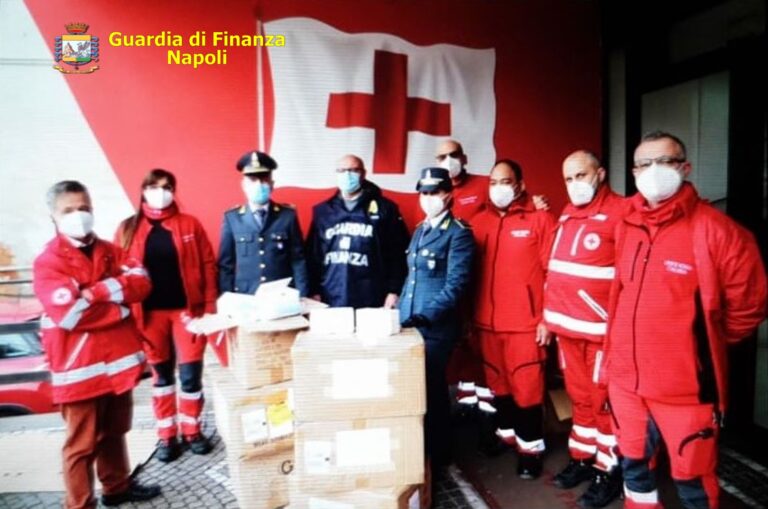 VIDEO / Guardia di Finanza Napoli: in beneficenza 30mila mascherine alla Croce Rossa Italiana