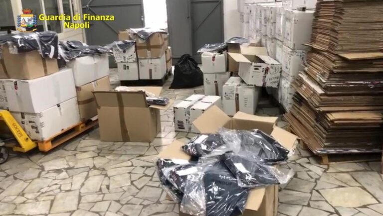 VIDEO/ Maxi sequestro di capi di abbigliamento contraffatti in un outlet di Casoria
