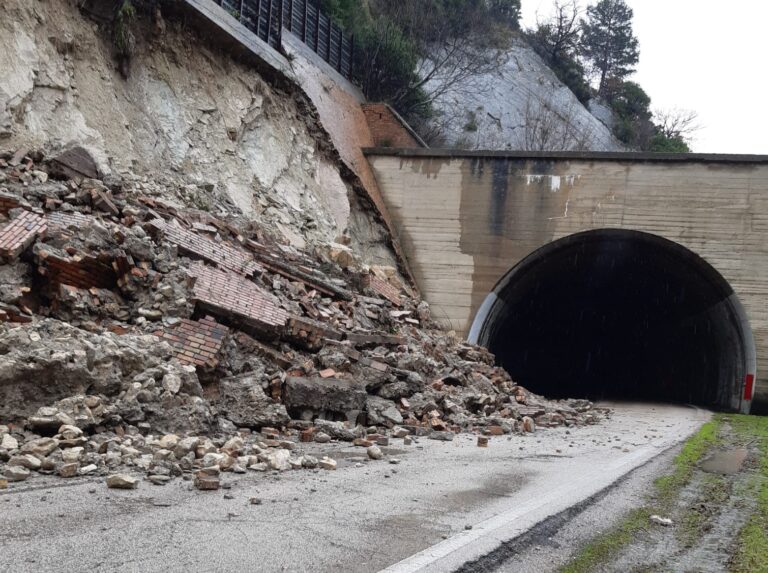 FOTO / Frana sulla statale 90 delle Puglie, strada interrotta: disagi anche in Irpinia