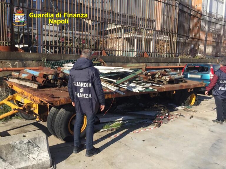 VIDEO/ Maxi sequestro di rifiuti speciali stoccati senza autorizzazione al porto di Napoli
