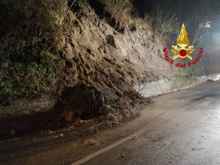 Mirabella, frana la provinciale: strada chiusa al traffico