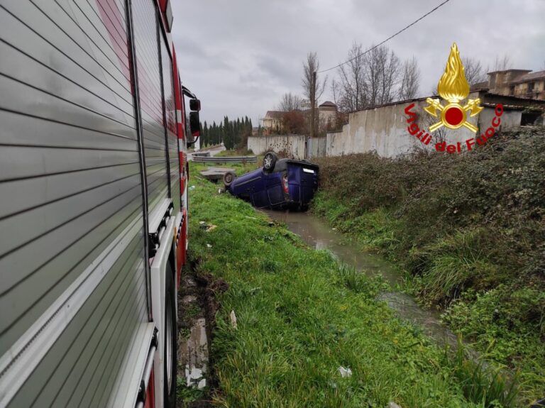 Avellino, auto si ribalta sulla variante: conducente in ospedale