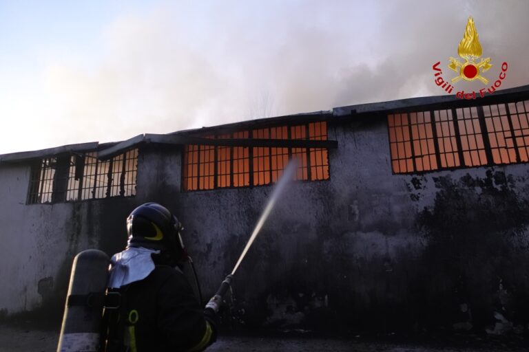 FOTO/ Incendio Montoro, i caschi rossi domano le fiamme nel deposito di pellami