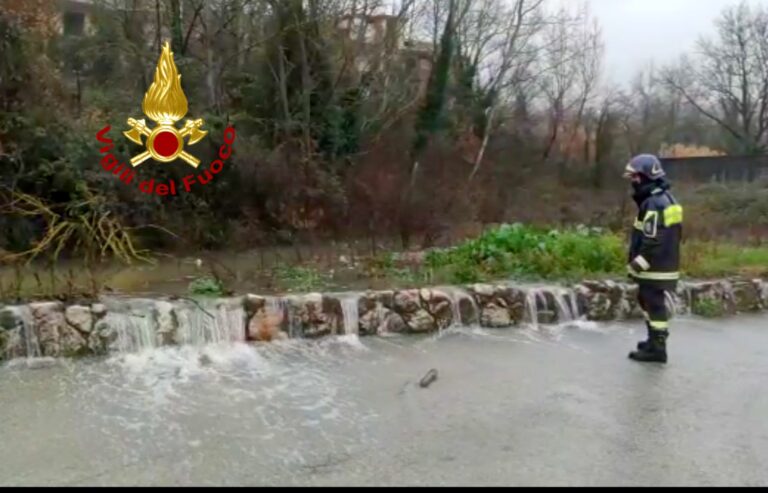 FOTO E VIDEO / Manocalzati, fiume d’acqua sulla Variante: l’intervento dei vigili del fuoco