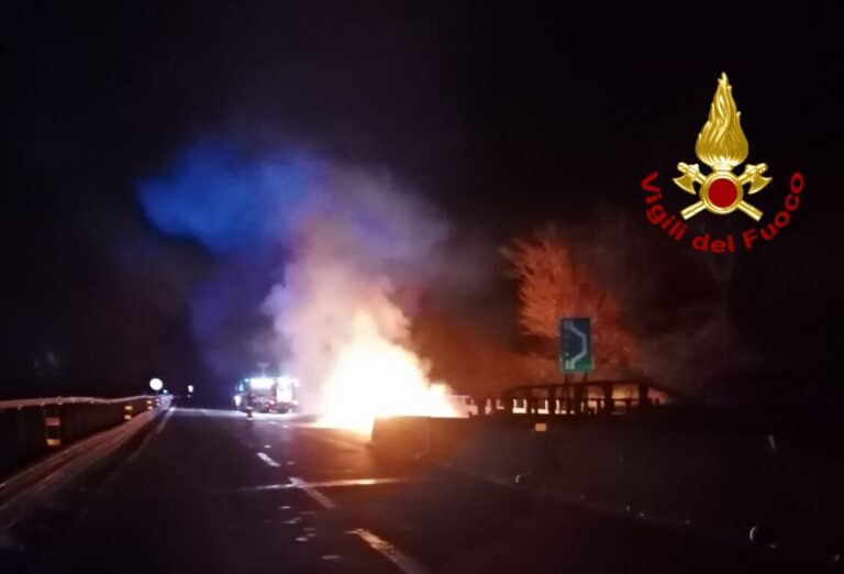 Monteforte, auto in fiamme sull’A16