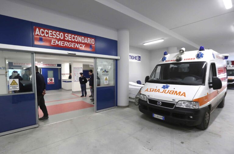 Paura all’Ospedale del Mare, voragine nel parcheggio