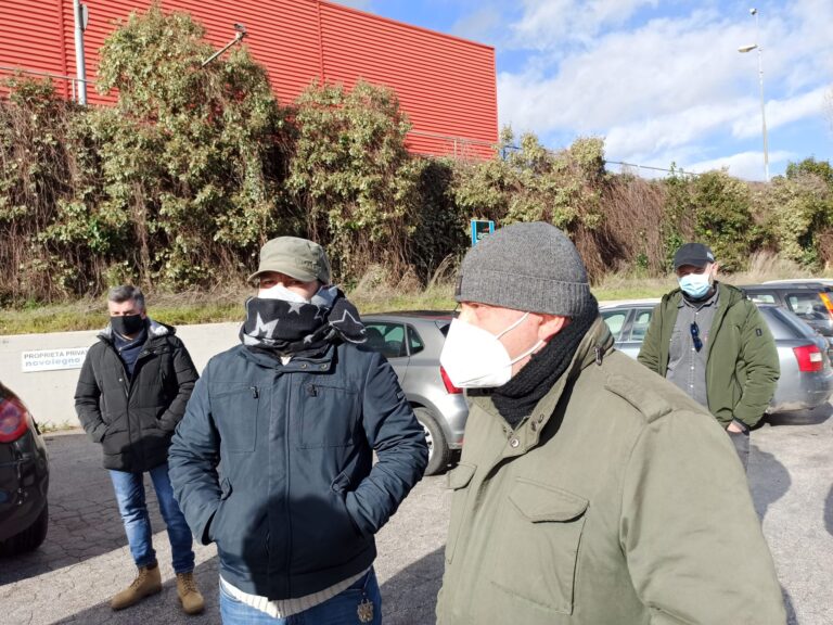FOTO / “Non siamo la Whirlpool ma nemmeno operai di serie B. Abbandonati da tutti, abbiamo bisogno di lavorare”. Novolegno, il sit-in della disperazione