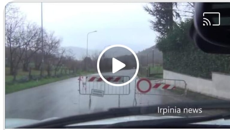 VIDEO/Contrada Scrofeta: tombini saltati, fiumi di acqua e liquami sulla carreggiata, strada chiusa al traffico per i non residenti